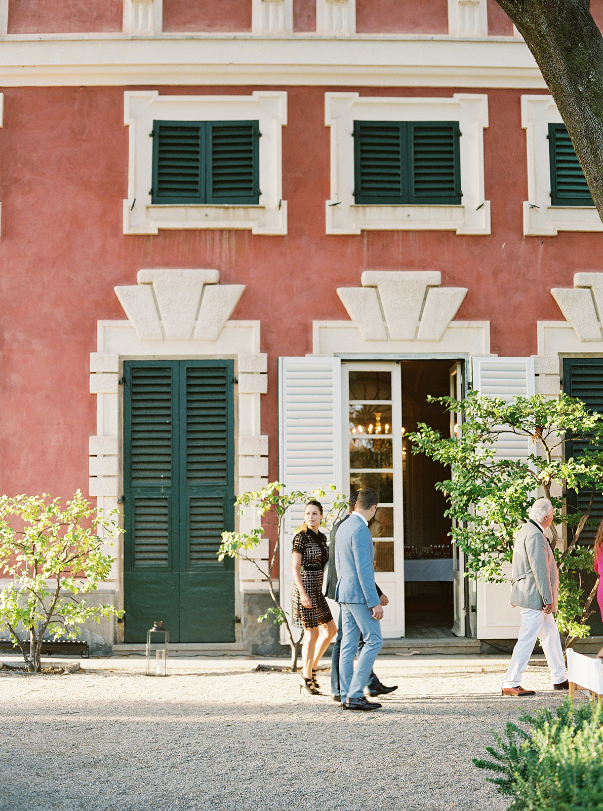Wedding guests arriving at Villa Durazzo in Santa Margherita Ligure during an elegant outdoor reception