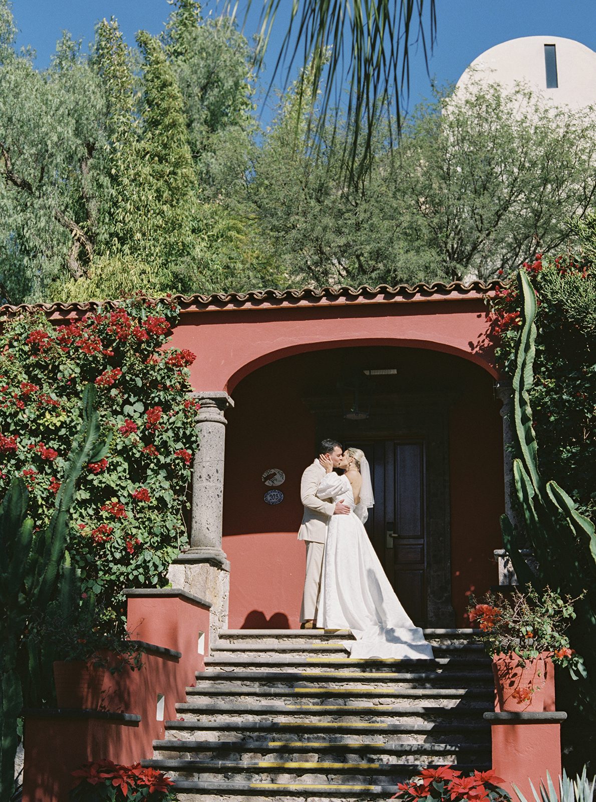 Wedding couple kissing on steps at Casa de Sierra Nevada Belmond Hotel