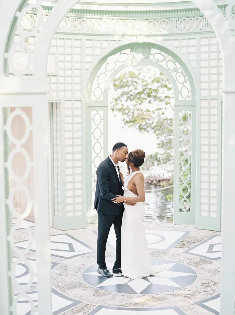 couple kissing in the tea house in vizcaya museum