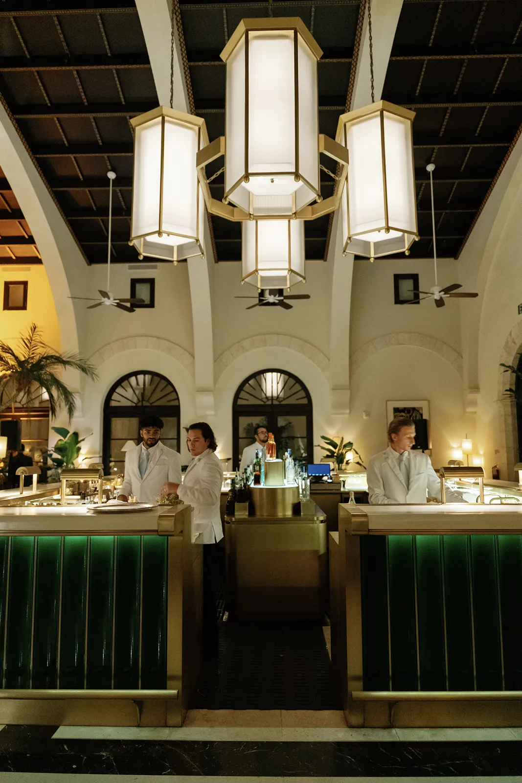 four seasons at the surf club bar