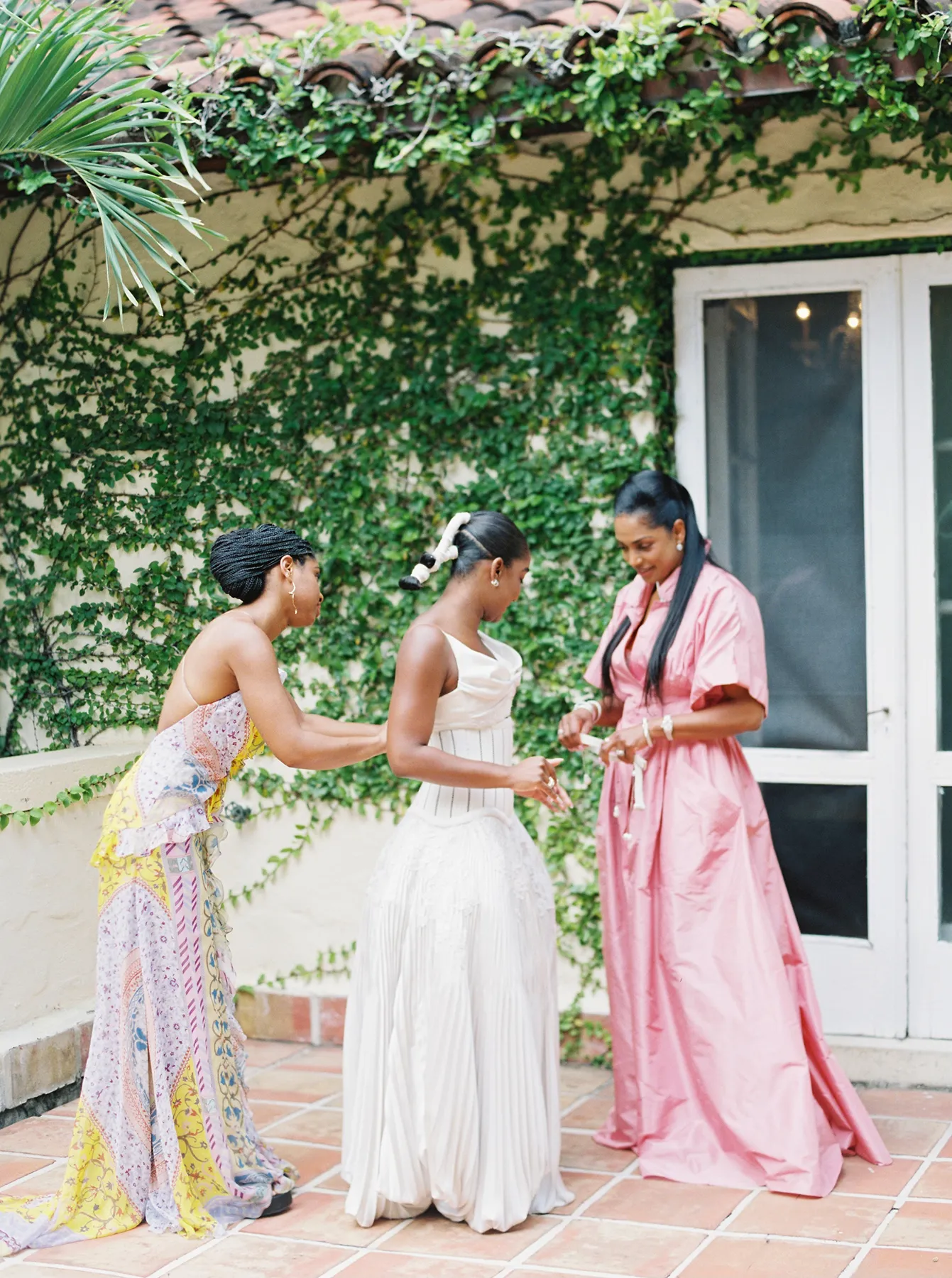 bride getting ready with her mother and sister right before the ceremony in Villa Woodbine